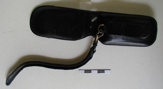 _НВ_3043-2(3) Чёрный кожаный чехол с ручкой-петлёй к сотовому телефону Motorola
