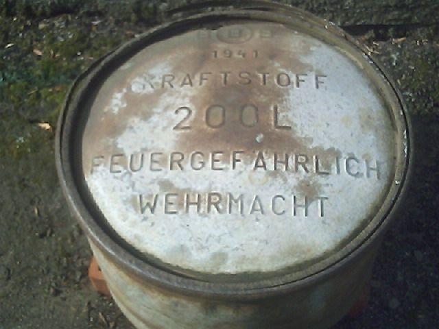 Фрагмент 200-литровой бочки от моторного топлива. Германия, 1941 г.