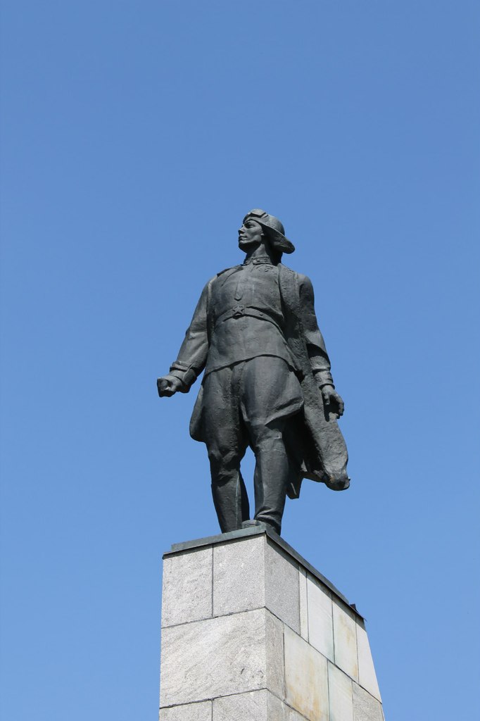 Памятник В. В. Талалихину в Кузнечиках (скульптор В. В. Глебов)