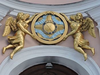 Ангелы, держащие знаки ордена Святого Апостола Андрея Первозванного над входом в Андреевский собор в Петербурге