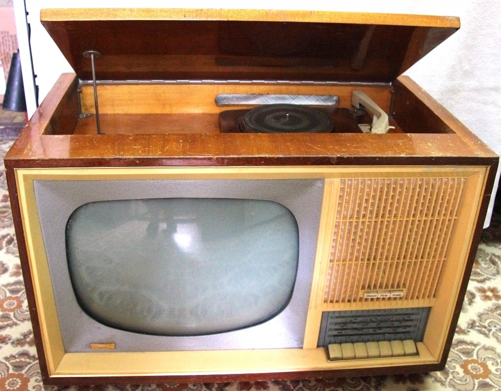 6 Телевизор Беларусь-110 с проигрывателем и радиоприемником. 1963-69 гг