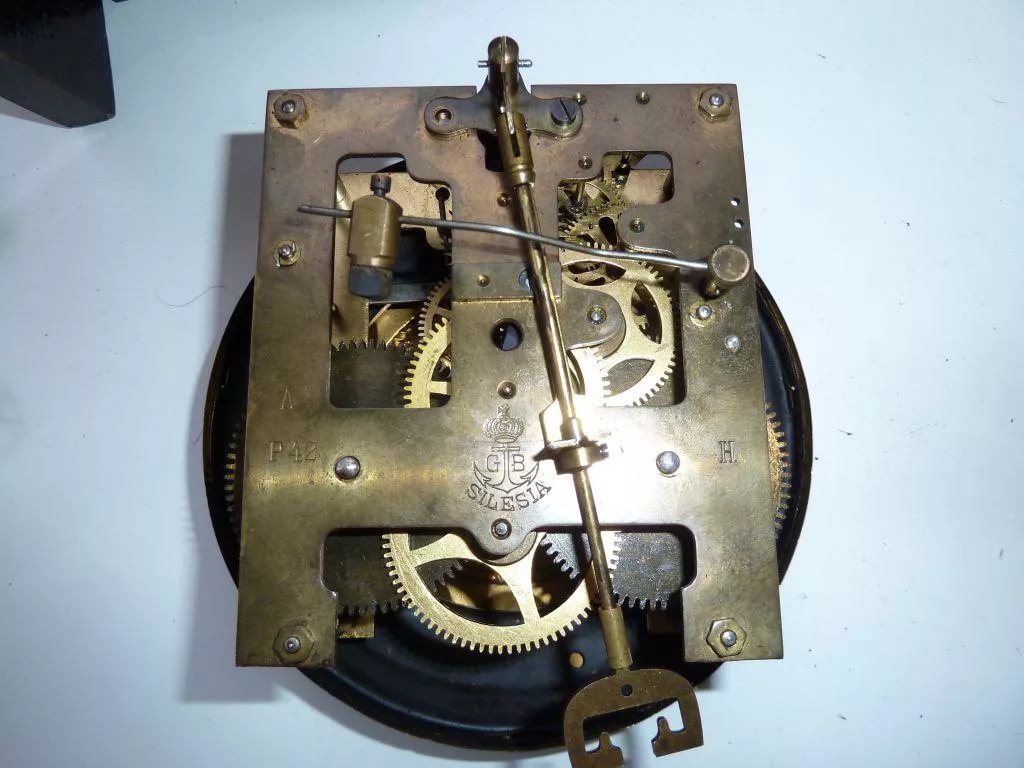 Смазать настенные часы. Часы Gustav Becker Silesia механизм. Gustav Becker механизм p42. Подвес маятника ОЧЗ.