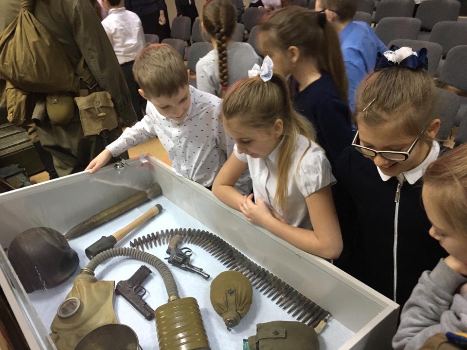 Школьники рассматривают амуницию пехотинца времен Великой Отечественной войны на передвижной выставке