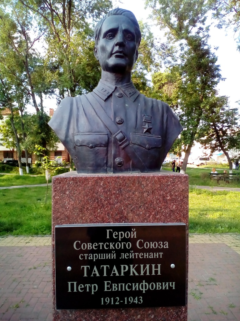 Бюст Татаркина в посёлке Артём