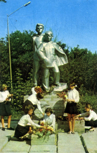 Памятник погибшим пионерам в ст. Тацинской.jpg