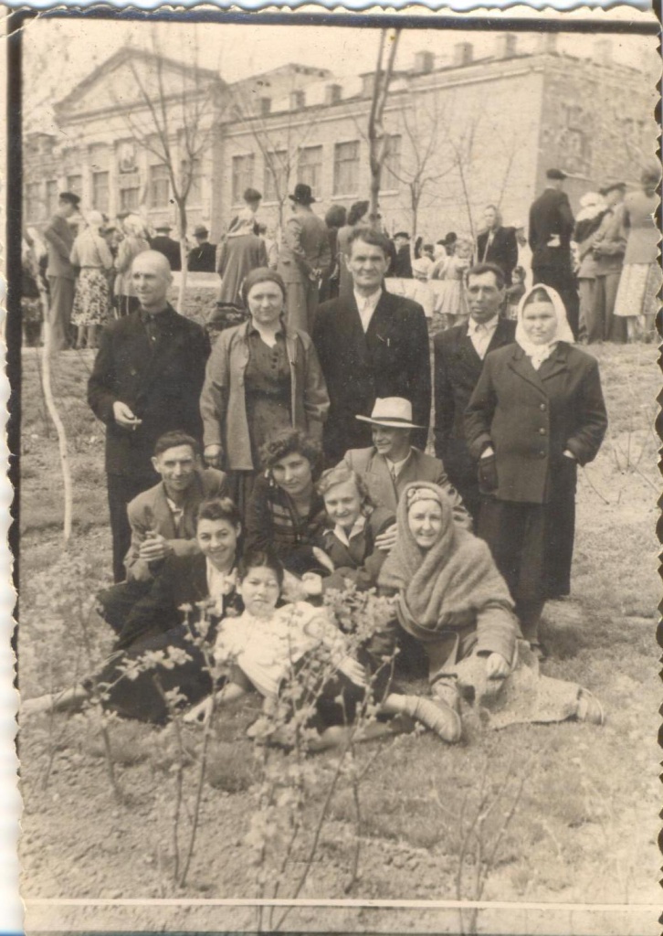 Фотография 1956 г., ст. Аксайская, празднование 1 мая в сквере на площади Героев КП-5201.jpg