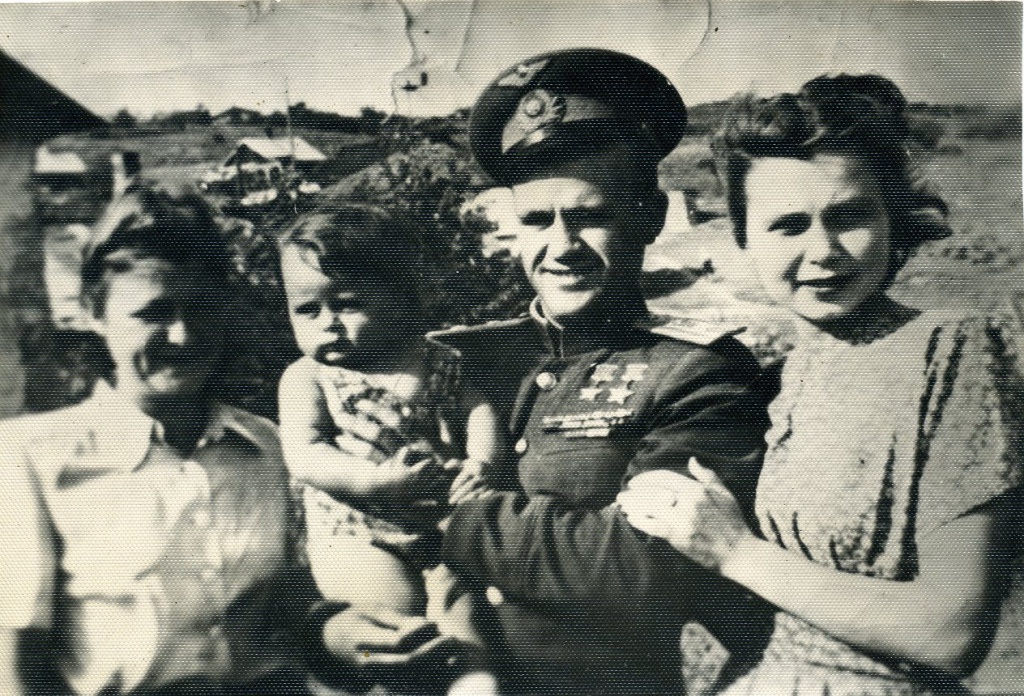 Гулаев с семьёй АВИМ_ОФ_10380