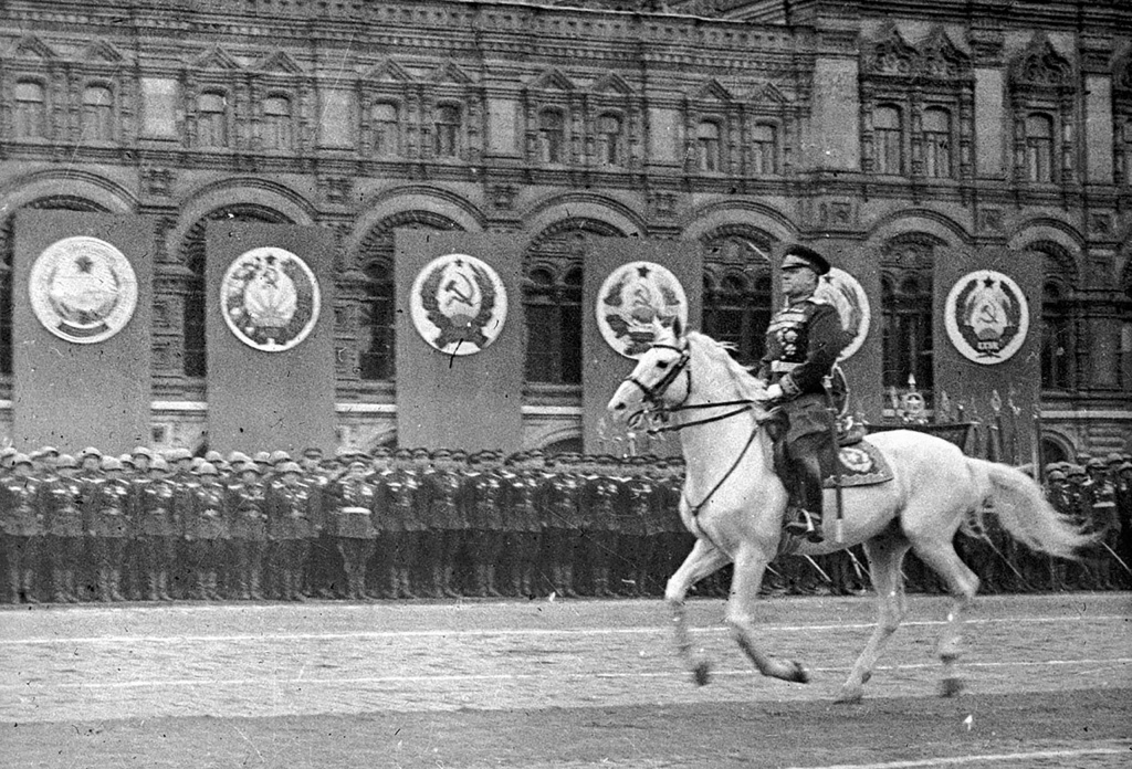 Маршал Георгий Жуков принимает Парад Победы.jpg