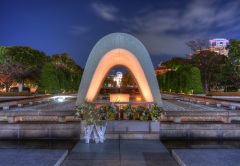 Памятник жертвам бомбардировки в Парке Мира в Хиросиме.jpg