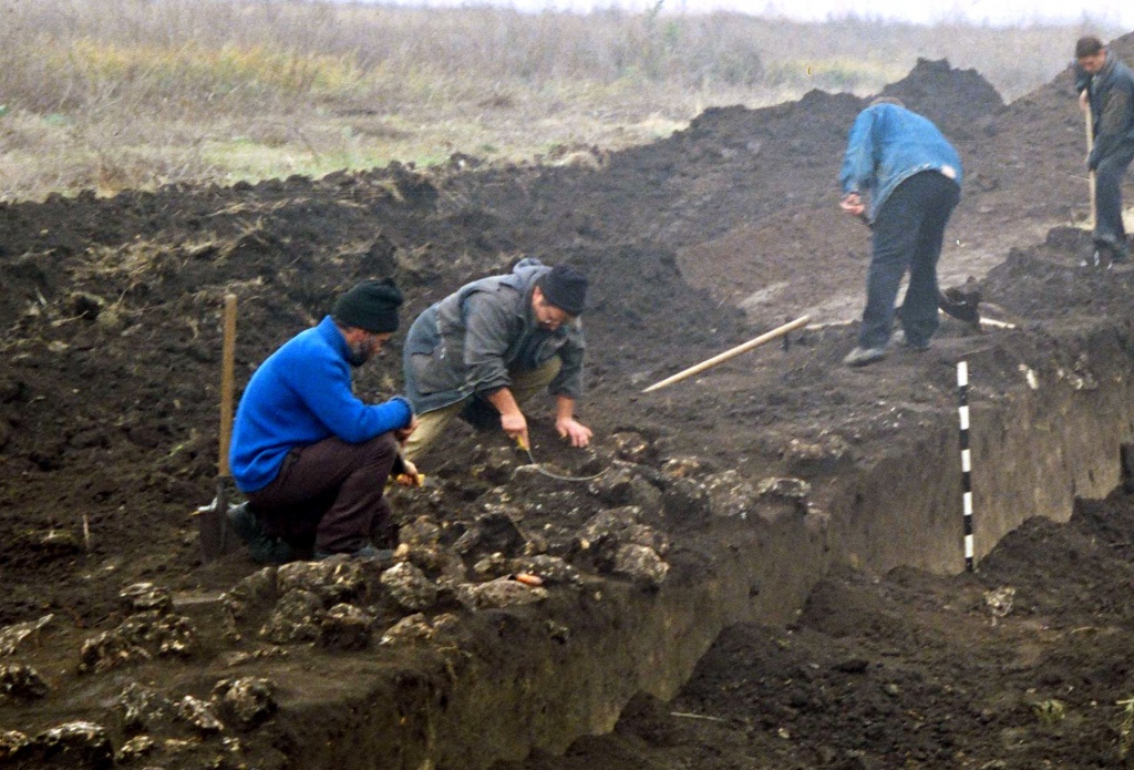 Рис. 9. Сотрудники АВИМ Ю.Н. Зоров и И.В. Соломаха на раскопках на могильнике Реконструктор IV в 2004 г..jpg