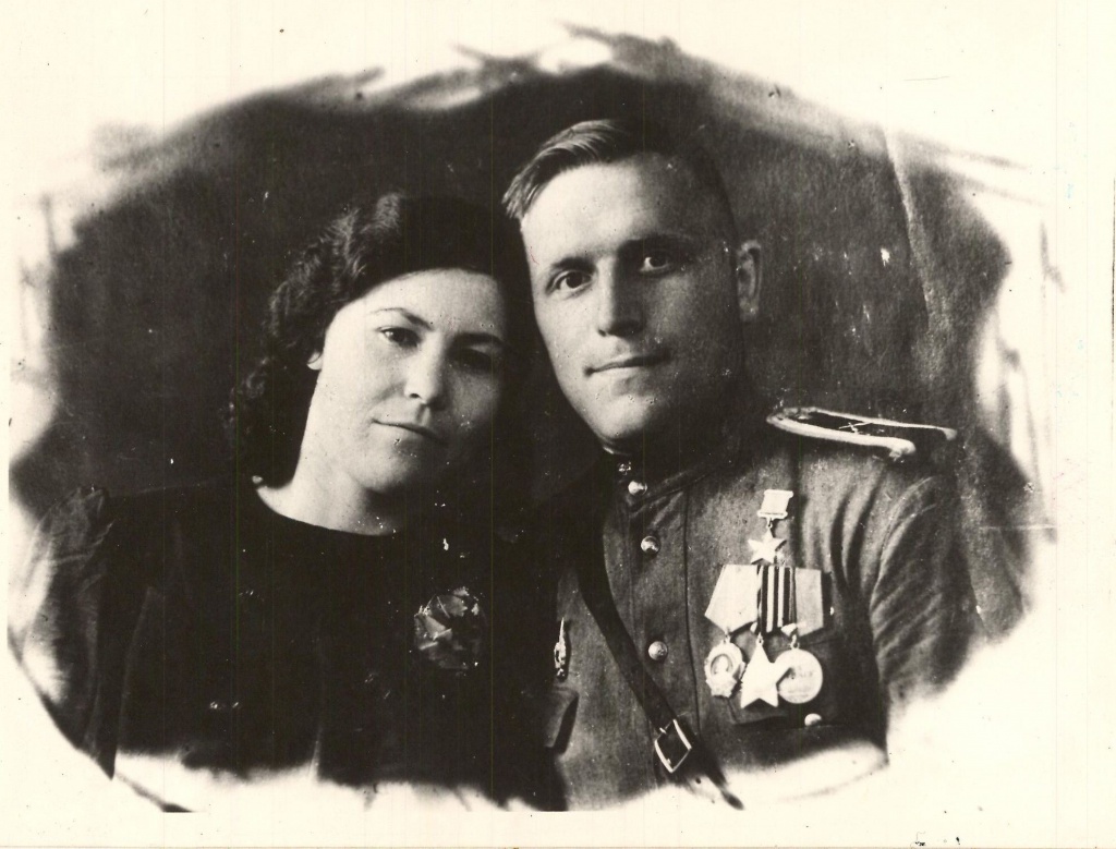 Резанов В. Д.. с женой  1945 г..jpg