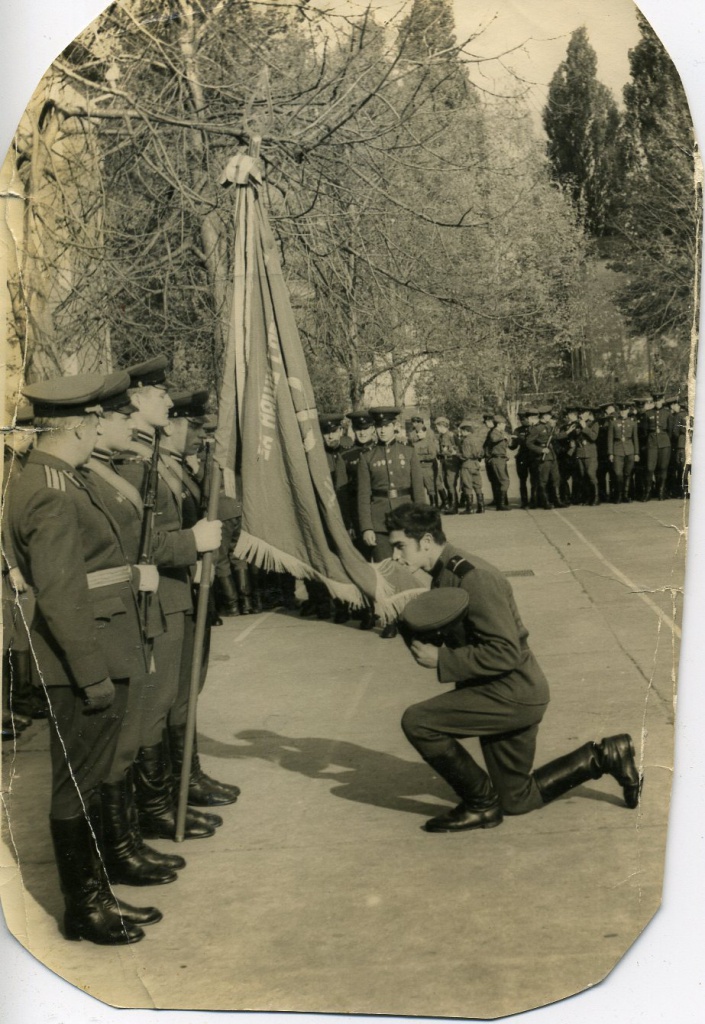 солдат Гасанов Александр Саибович целует знамя полка.jpg